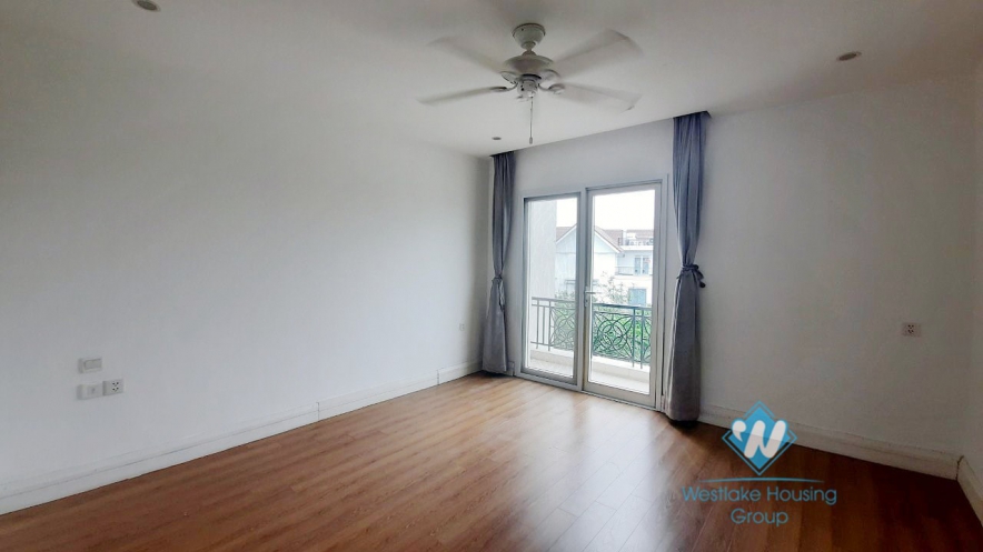 Adjacent four bedroom villas with backyard for rent in Vinhome Riverside Long Bien
